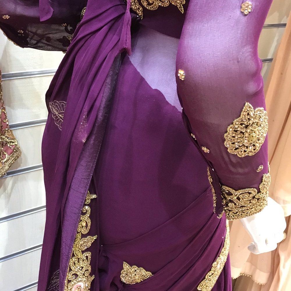 Elegant Purple Embellished Wedding Saree Dress - Picture 5 of 8